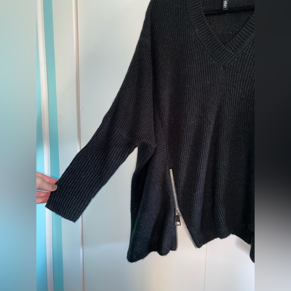 Asymmetrical-Cut Black Elan Women’s Size Medium Sweater